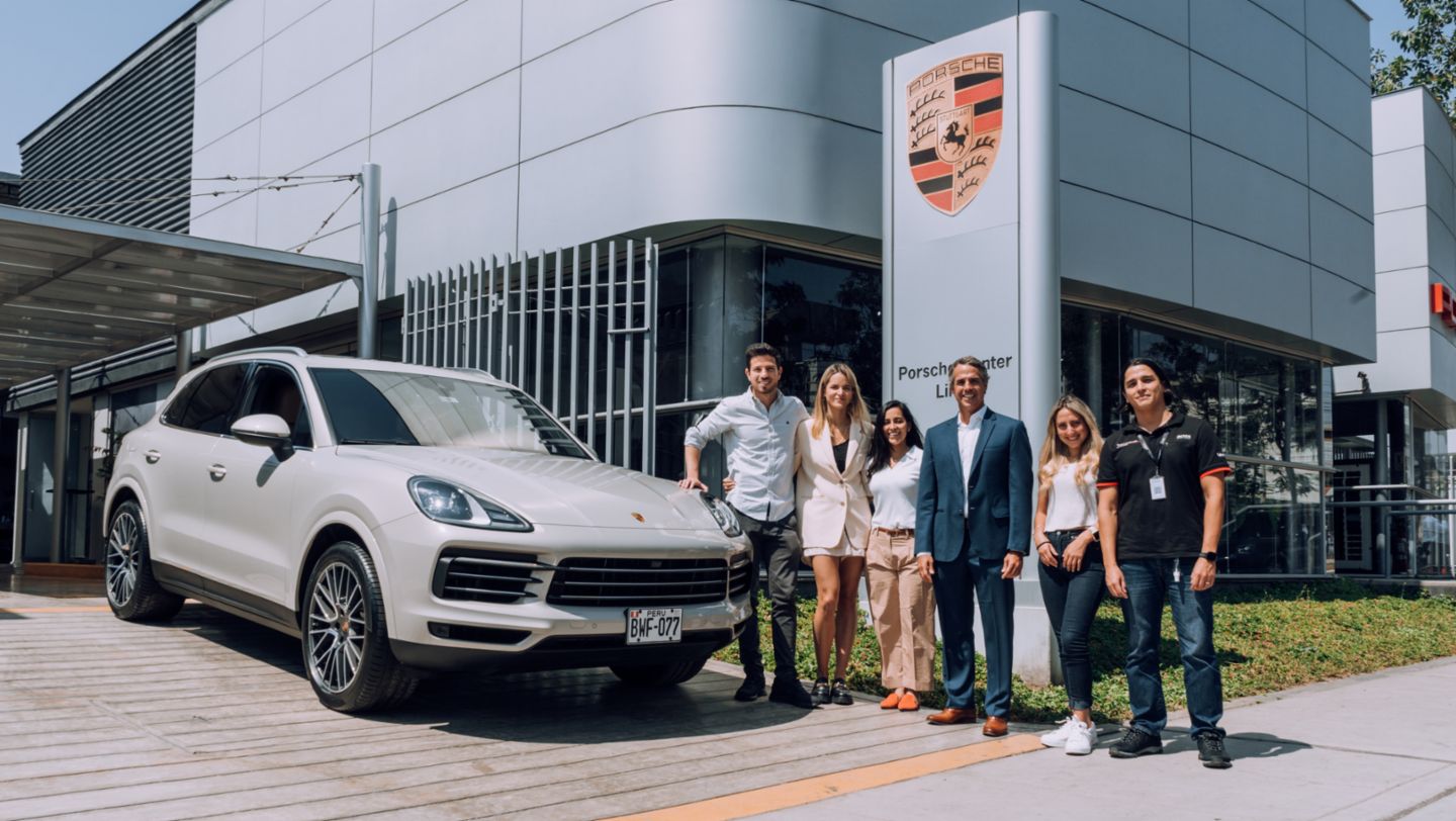 Entrega del Porsche Cayenne (i-d): Bruno Vega, esposo de Carolina Braedt; Carolina Braedt, nuevo imagen de Porsche en Perú; Fabiola Rodríguez, Gerente de Prensa y Mercadeo de Porsche Perú; Gonzalo Flechelle, Gerente de Porsche Perú; Andrea Ibarguengoitia, asistente de Mercadeo de Porsche Perú; Gonzalo Palomino, experto en producto de Porsche Perú.