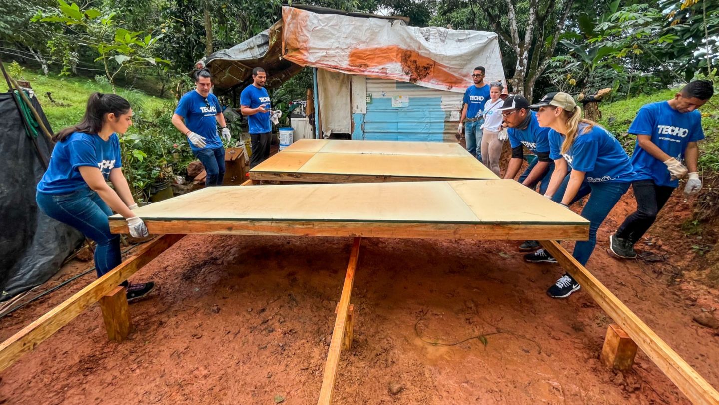 Porsche, Alemautos y TECHO donan casas a familias en Panamá Norte