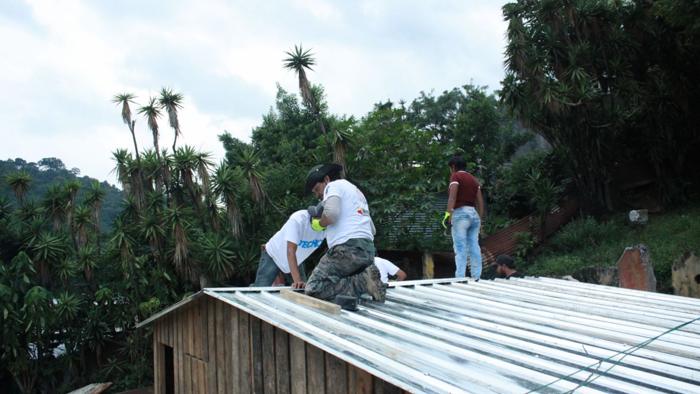 Porsche, Grupo Los Tres y TECHO donan casas a familias en Guatemala