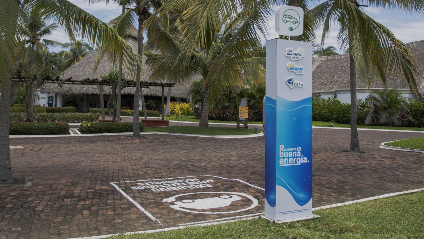 Porsche Destination Charging – Punto de carga en complejo residencial Juan Gaviota, en el Club Marina del Sur.