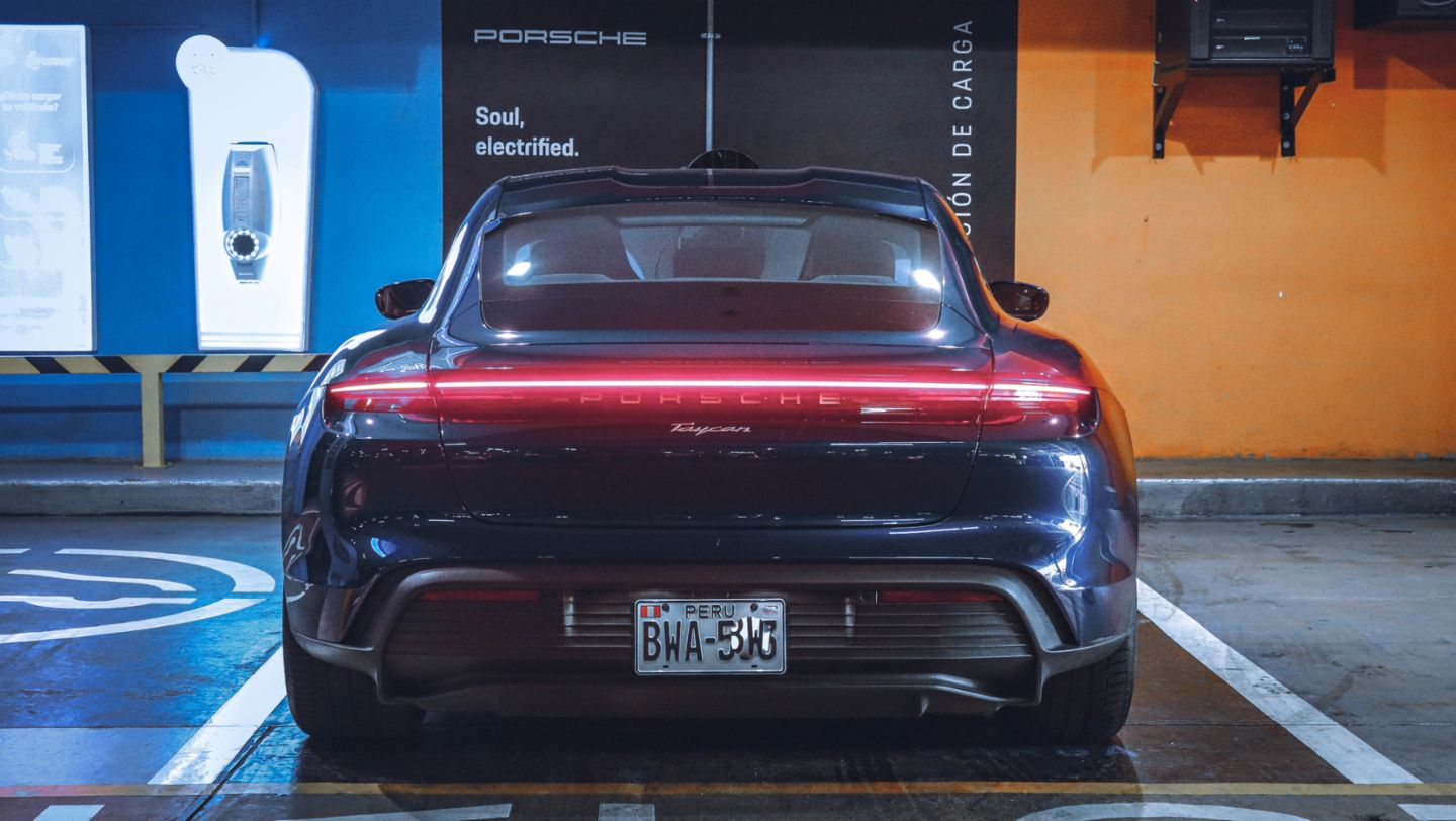 Porsche Perú instala cargador para vehículos eléctricos en Larcomar