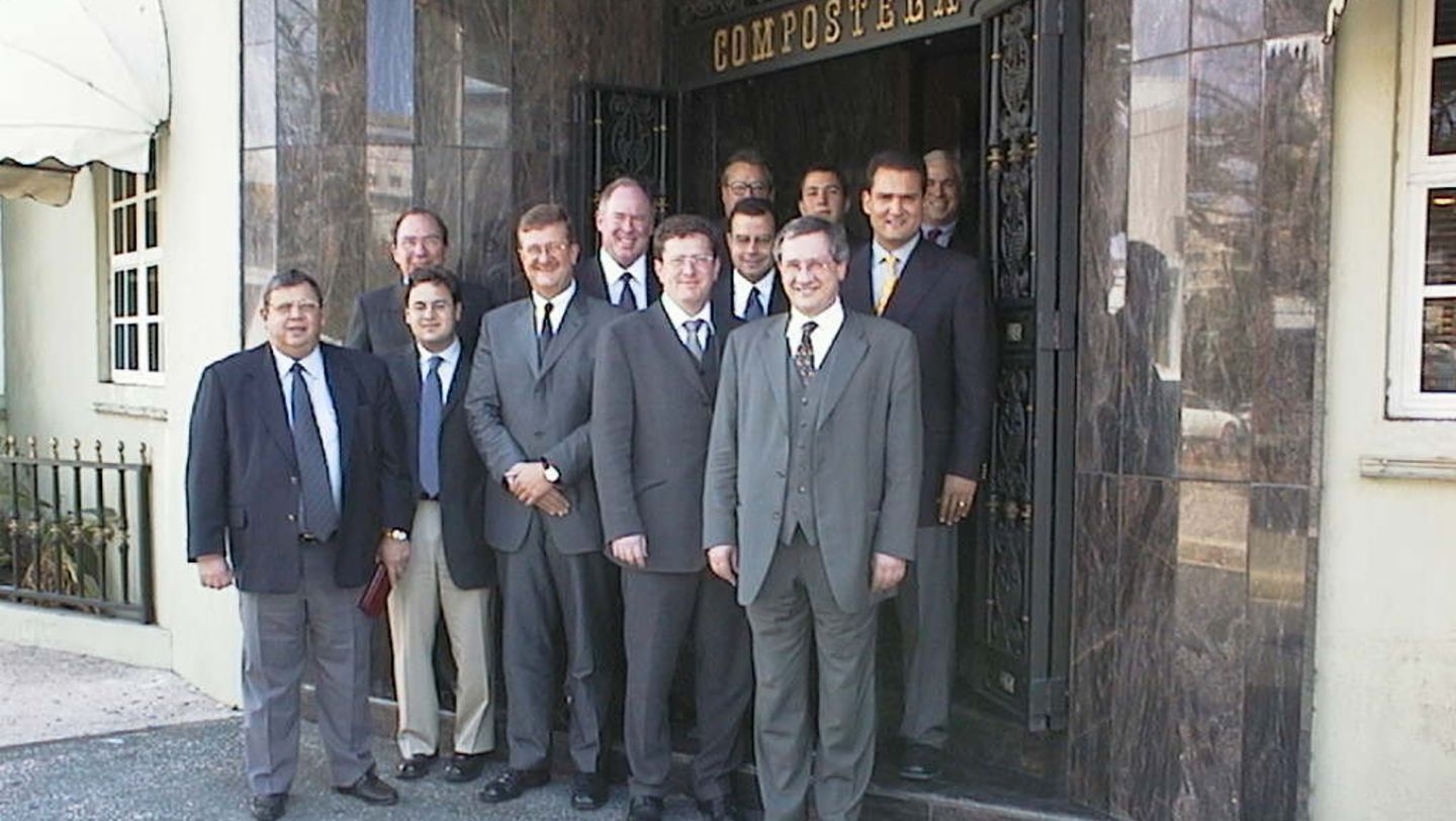 Wendelin Wiedeking, presidente de Porsche AG (cuarto por la izquierda); Víctor M. Gómez III (derecha), Puerto Rico, 2000, Porsche Latin America