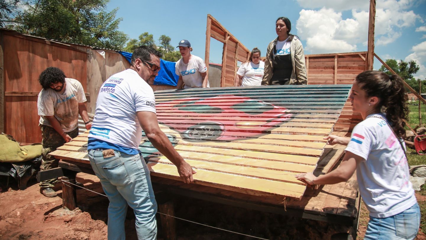 Mural conmemorativo para la casa 718 construida gracias a la alianza entre Porsche y TECHO, asentamiento El Triunfo, Paraguay, 2022, Porsche Latin America