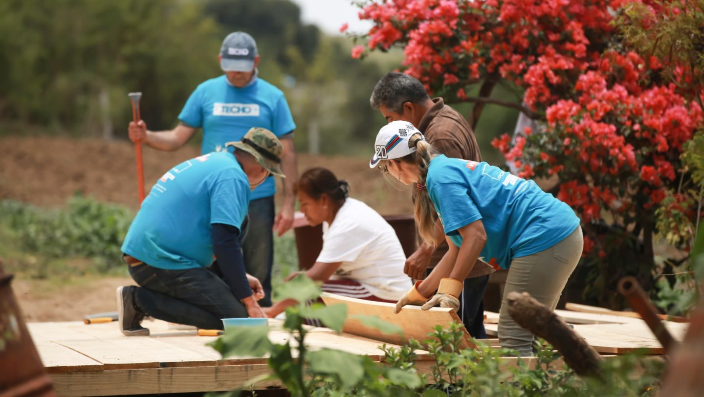 Porsche y TECHO donan casas para familias mexicanas