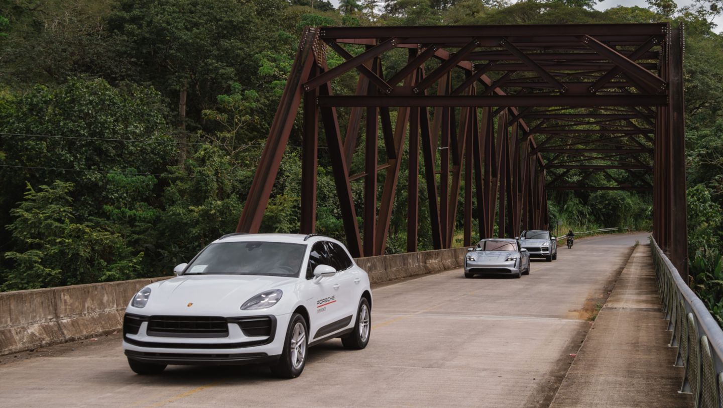 Macan, Taycan y Cayenne Coupé (i-d). Segunda edición del Porsche Experience Costa Rica.
