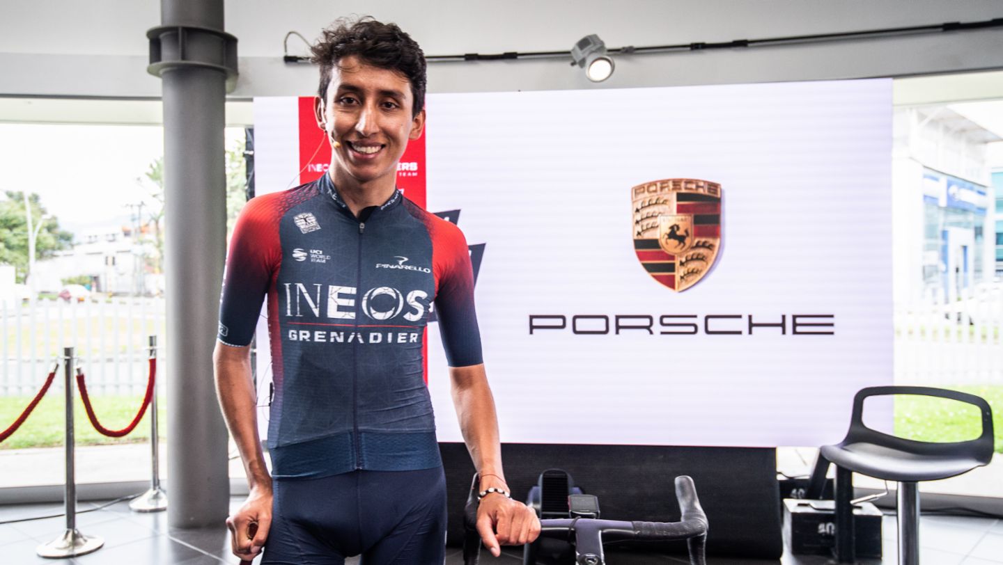 Egan Bernal rodó con más de 3.000 ciclistas en el Porsche Center de Bogotá
