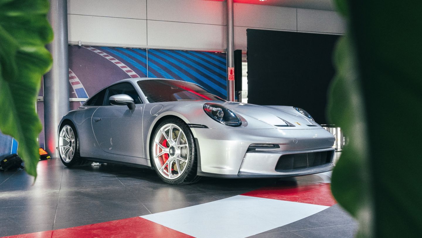 El nuevo Porsche 911 GT3 con paquete Touring es presentado en Perú.