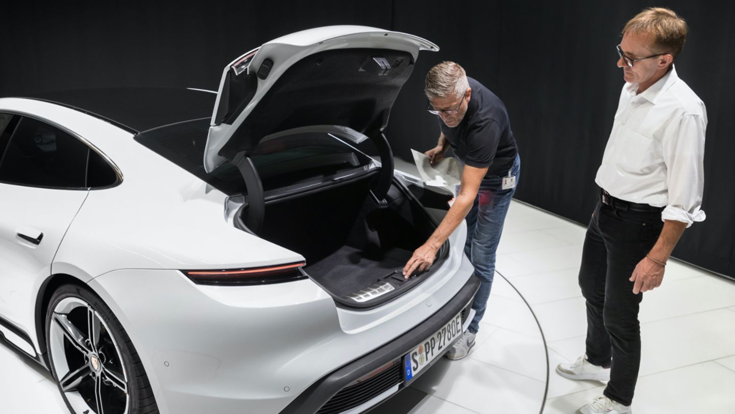 Markus Kreutel, con su Taycan Turbo de empresa cuando tenía 134 911 kilómetros, 2022, Porsche AG