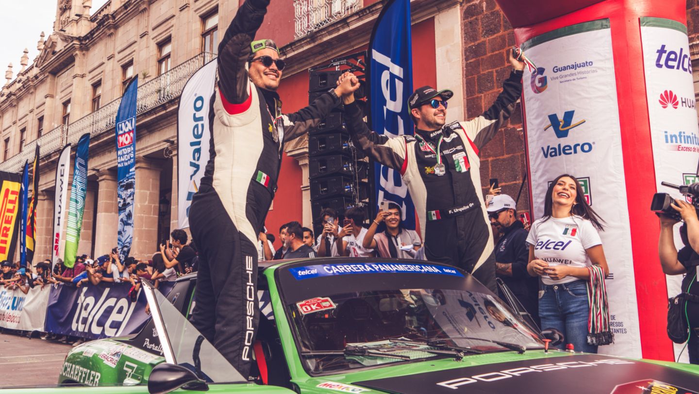 Sergio Peralta y Fercho Urquiza, Campeones en la categoría Histórica B, La Carrera Panamericana, Monterrey N.L., Porsche de México.
