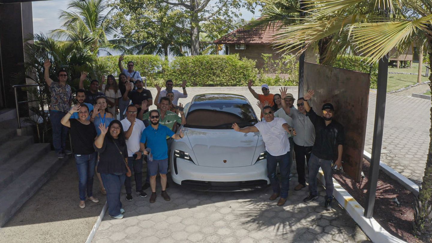 "Taycan & Coffee": Una mañana de lujo y velocidad junto a Porsche El Salvador