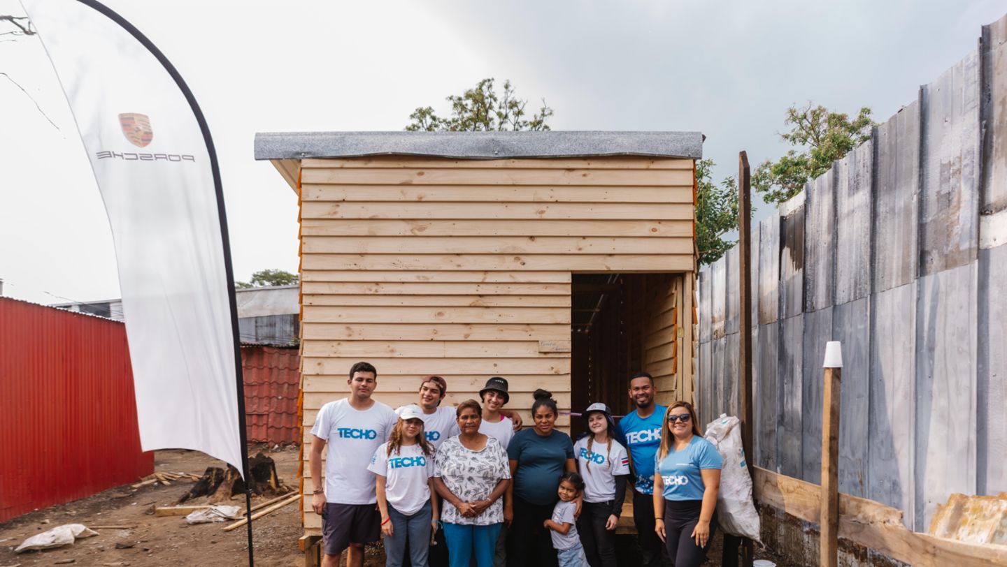 Porsche Costa Rica ayuda a familias de Alajuela con la construcción de casas transicionales