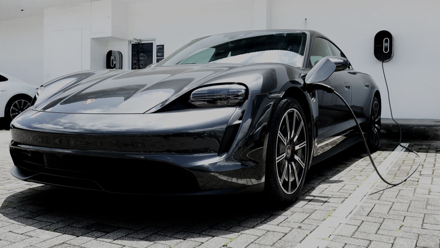 Porsche Taycan, Porsche Center Costa Rica, Porsche AG. 