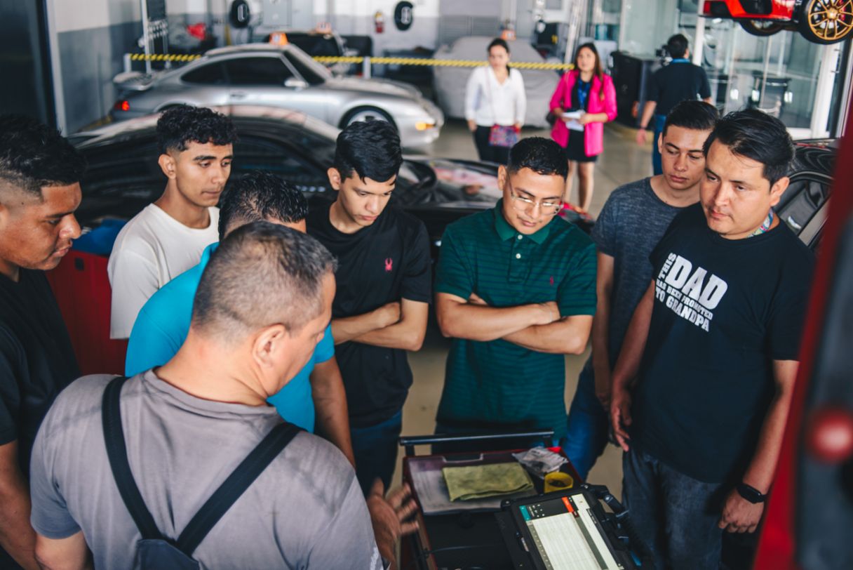 Porche Center El Salvador abre sus talleres a estudiantes beneficiados con becas en mecánica automotriz