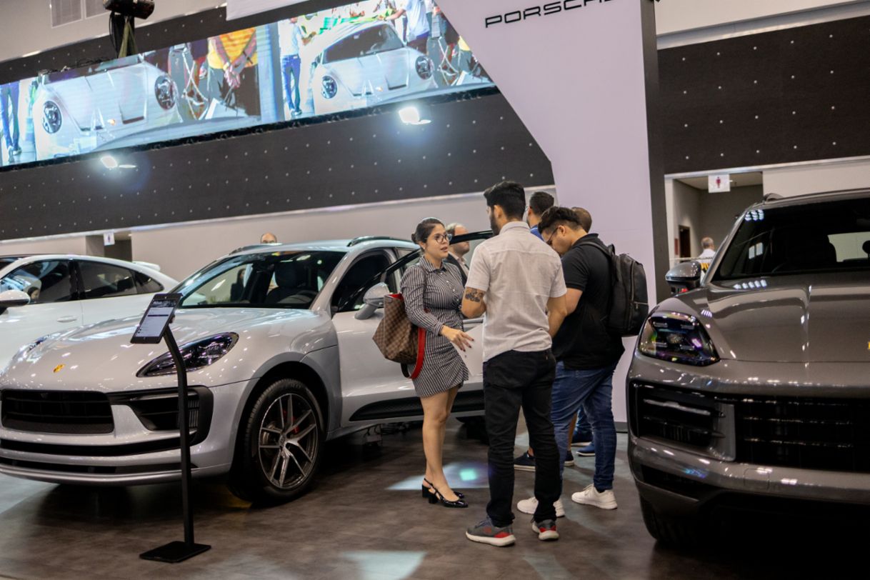 Porsche deslumbra en el Panamá Motor Show con modelos híbridos y eléctrico.