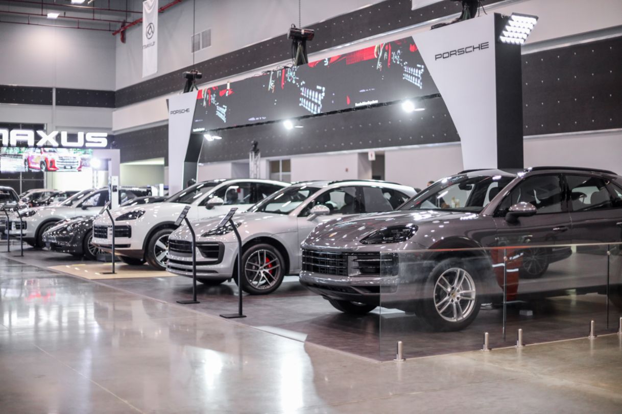 Porsche deslumbra en el Panamá Motor Show con modelos híbridos y eléctrico.