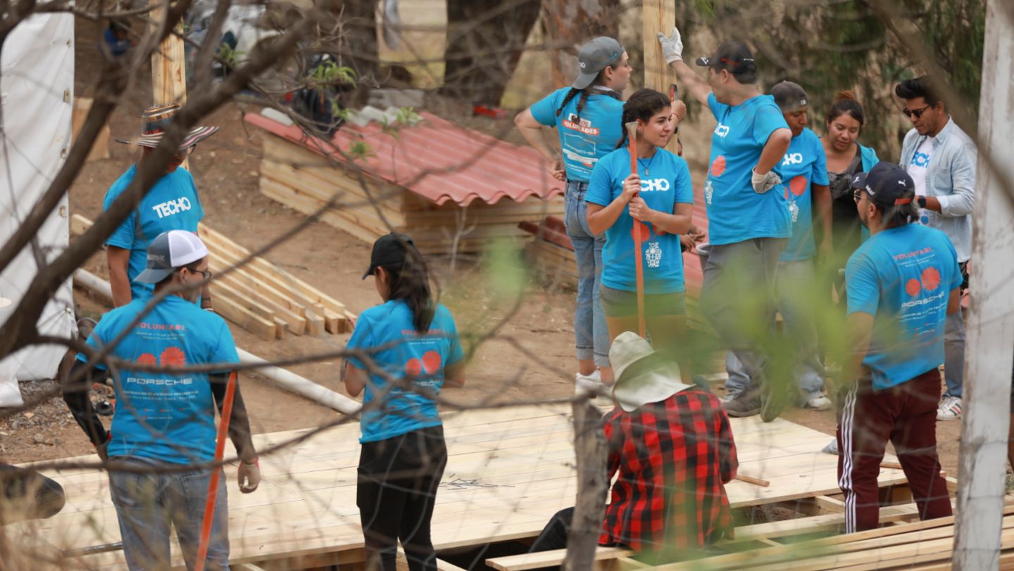 Porsche dona casas progresivas en Santa María Malacatepec, Puebla