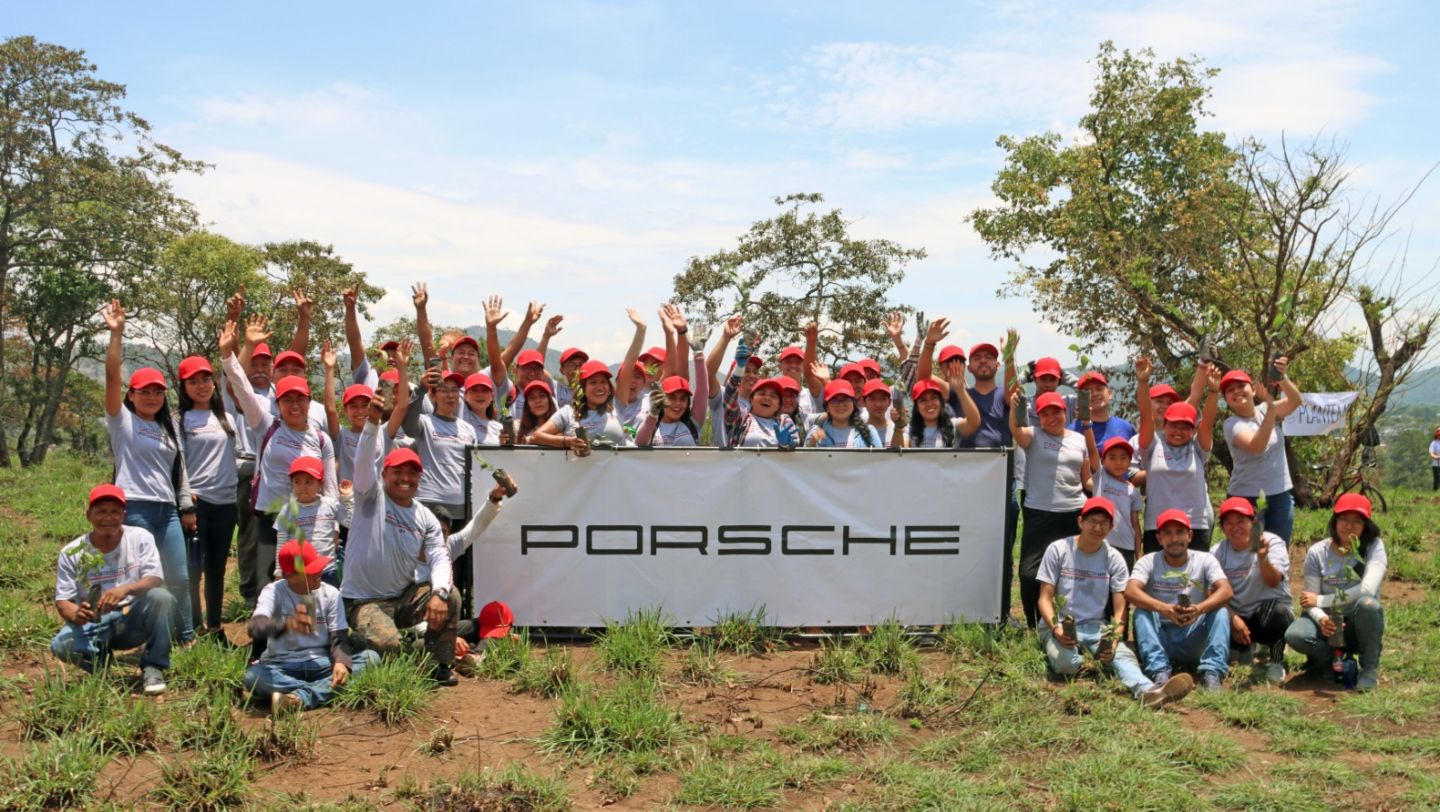 Porsche y Grupo Los Tres reforestan en Guatemala