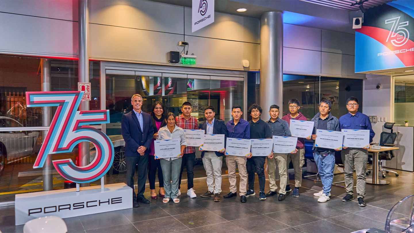 Gonzalo Flechelle, Gerente de Porsche Perú; Karina Sánchez, Directora Ejecutiva TECHO Perú y alumnos, Graduación del Programa de Mecánica Automotriz, Porsche Center Lima, Lima, Perú, Porsche AG.