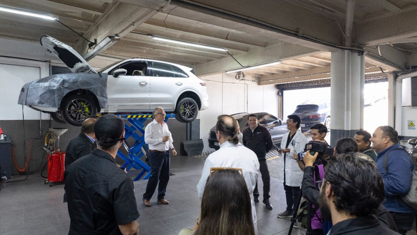 ‘Técnico por un Día’: actividad para clientes Porsche en Guatemala