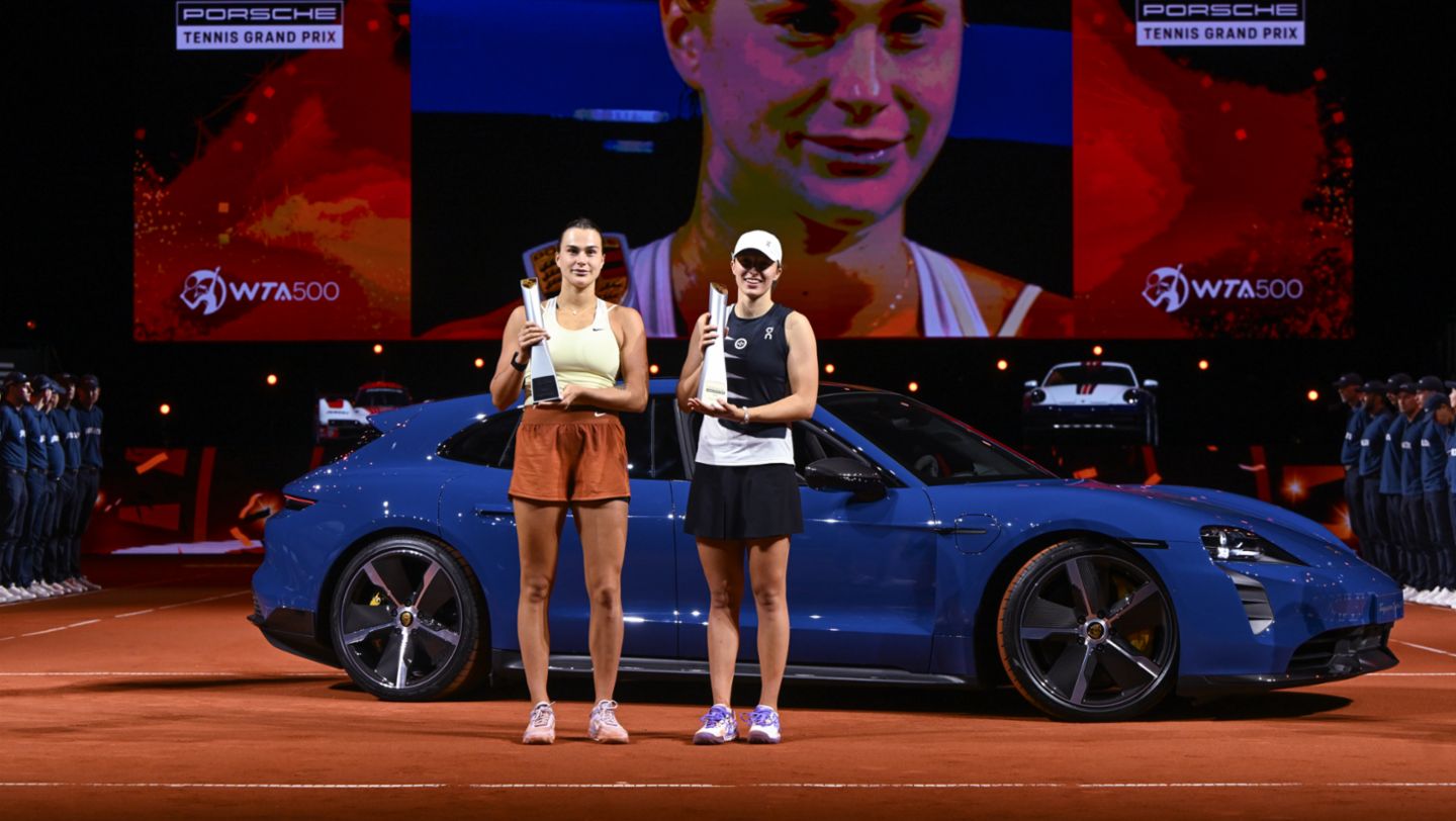 Porsche Tennis Grand Prix 2023: la bielorrusa Aryna Sabalenka, subcampeona, y la polaca Iga Swiatek, campeona (i-d).