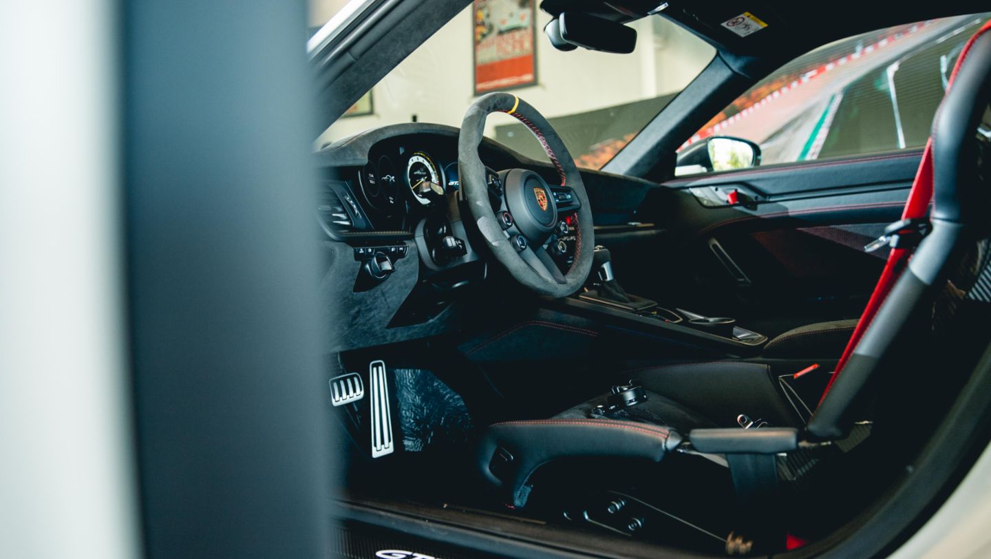 Con los paquetes Clubsport y Weissach, es posible pedir el 911 GT3 RS con jaula antivuelco homologada.