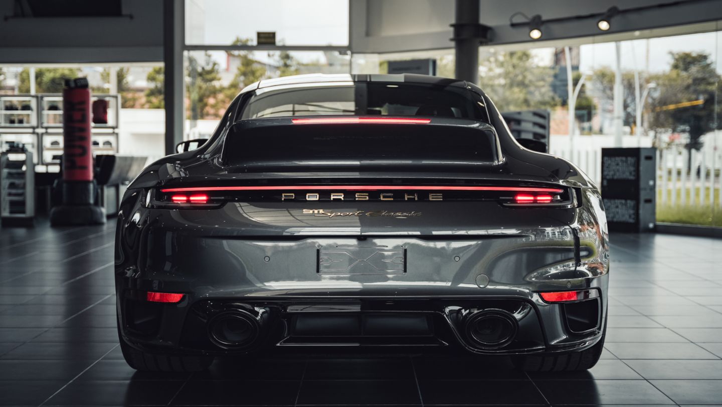 Aspecto inconfundible en Gris Sport metalizado y el clásico alerón de ‘Cola de Pato’.