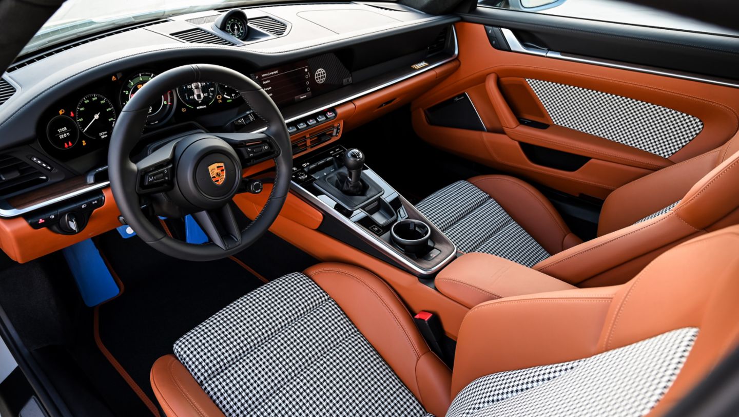 El interior del 911 Sport Classic destaca por los guiños a la historia de la marca