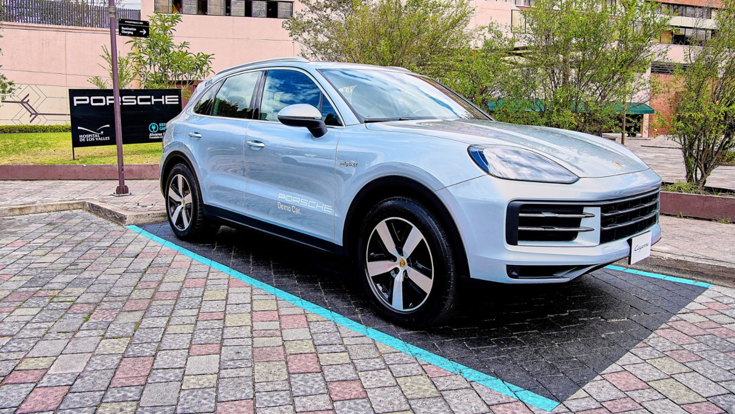 Porsche Cayenne E-hybrid, Hospital de los Valles, Quito, ECU, 2024, Porsche Ecuador.