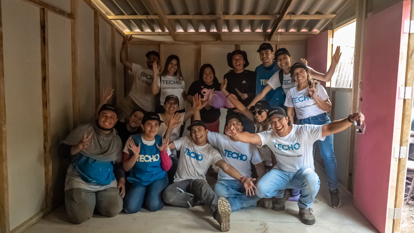 Porsche Team y voluntarios de TECHO, La Libertad El Salvador Porsche AG