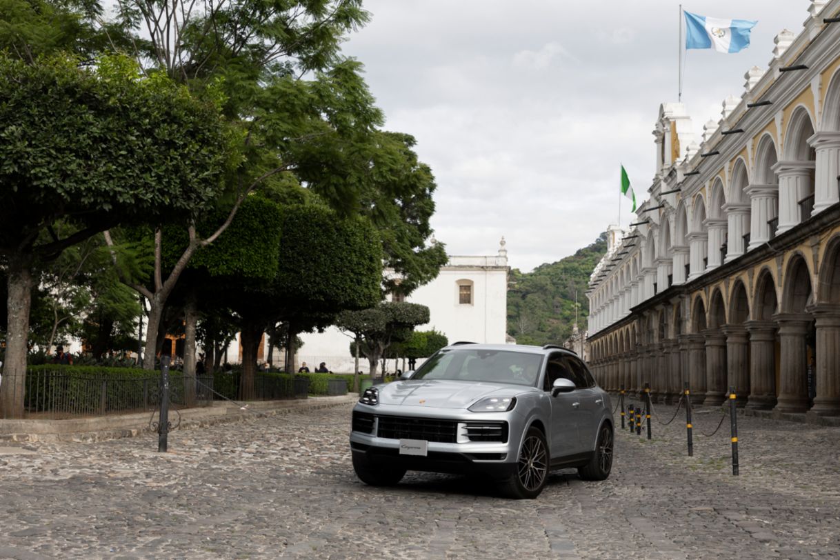 Porshe Cayenne en las calles de Antigua Guatemala.