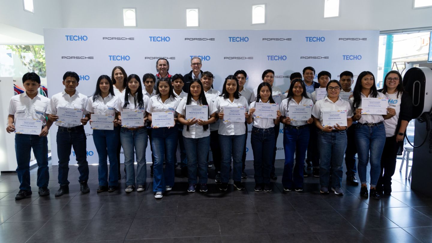 Graduación del Programa de Formación en Mecánica Automotriz, Porsche Center Guatemala, Guatemala, 2024, Porsche AG