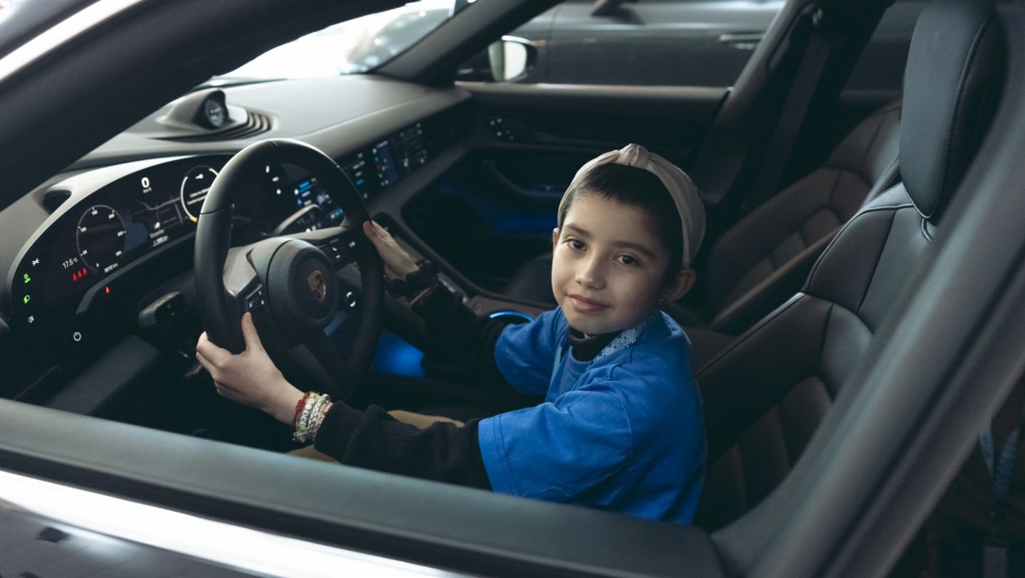 Maitena, Porsche Argentina y Make-A-Wish®: una alianza que sigue creando sonrisas, Porsche Center Buenos Aires, Argentina, 2024