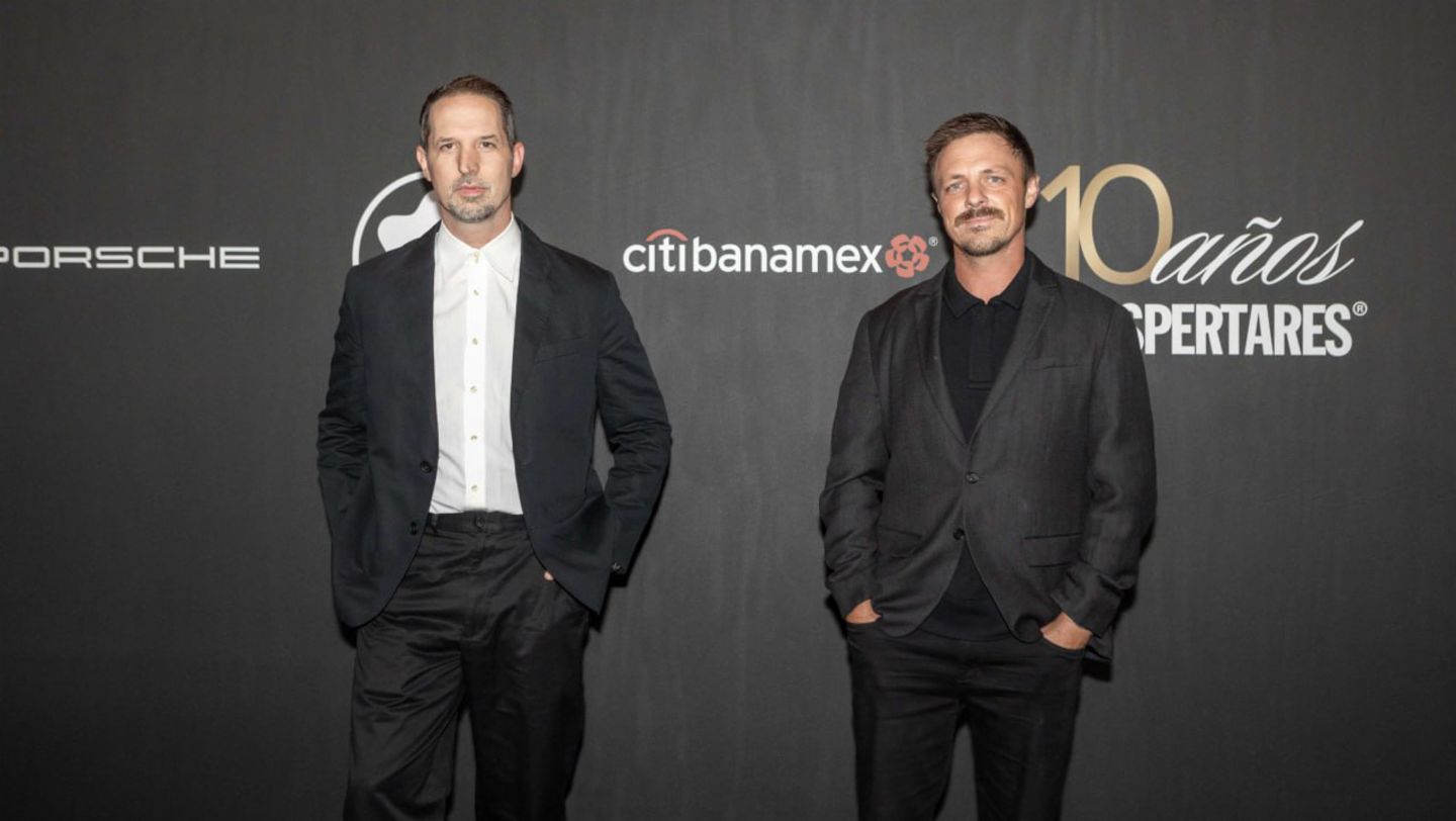 Matthew Brush (izq.), Fotógrafo internacional y su asistente y Dan Busta en la Black Carpet Despertares 2024 by Porsche, Photo: Alex López, Soho House Mexico City, Porsche de México, 2024.