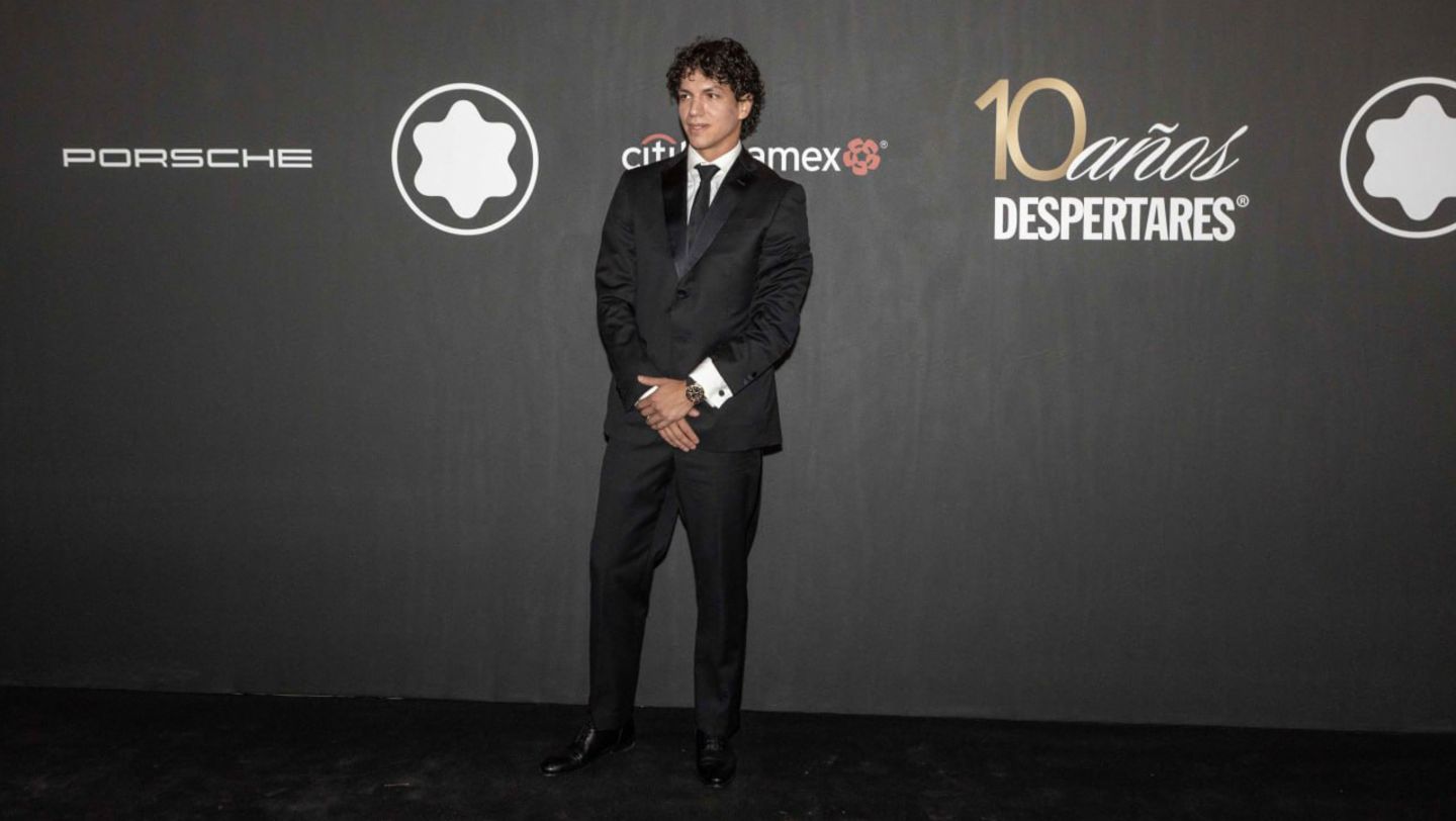 Isaac Hernández, bailarín internacional y Embajador de Porsche de México en la Black Carpet por los 10 años de Despertares 2024 by Porsche, Photo: Alex López, Soho House Mexico City, Porsche de México, 2024.