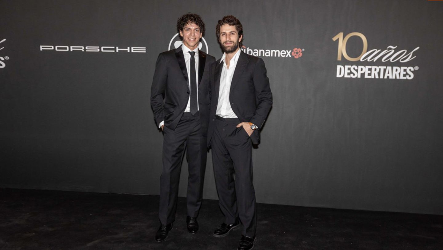 Isaac Hernández, bailarín internacional y Embajador de Porsche de México con el actor Darío Yazbek en la Black Carpet por los 10 años de Despertares 2024 by Porsche, Photo: Alex López, Soho House Mexico City, Porsche de México, 2024.