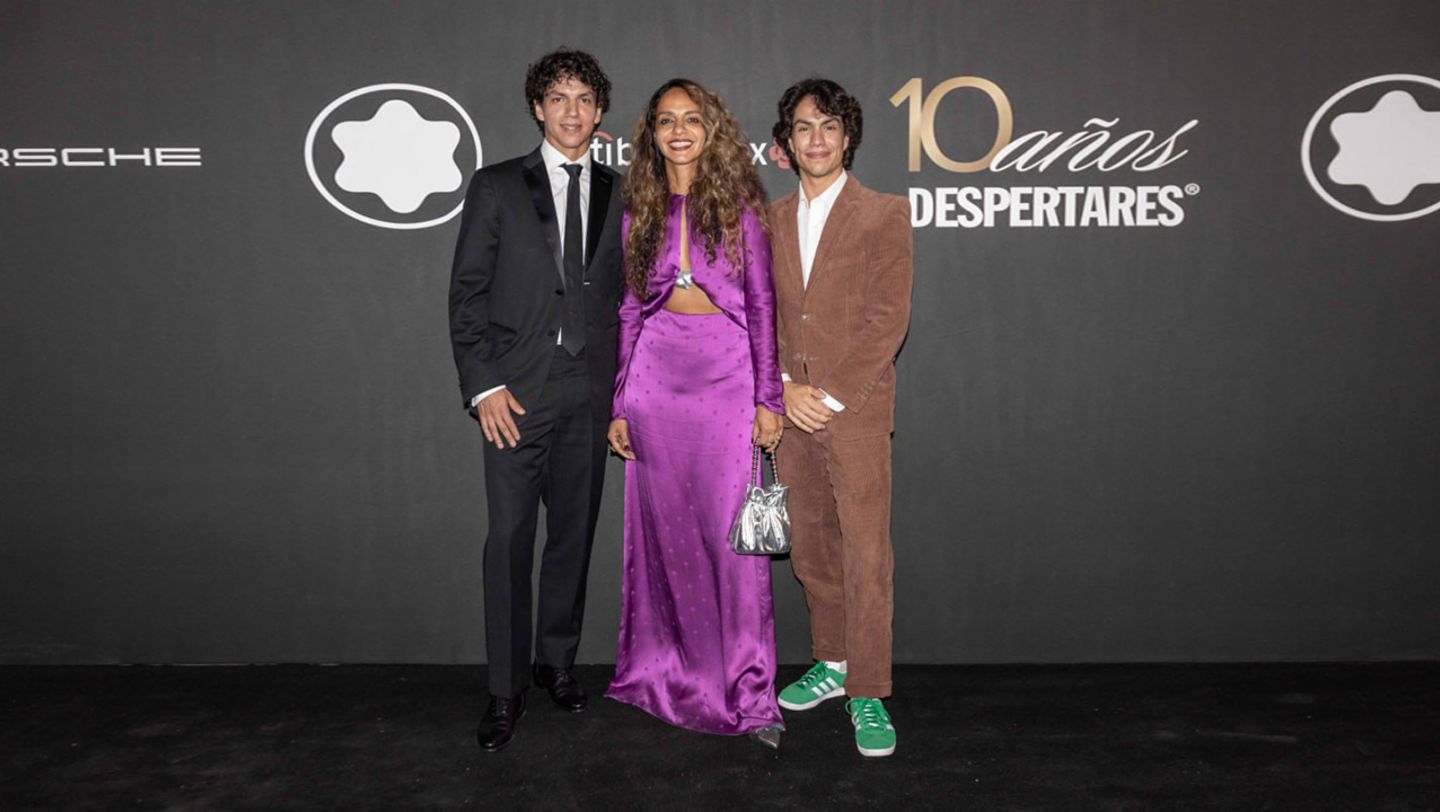 Isaac Hernández, bailarín internacional y Embajador de Porsche de México, con sus hermanos Emilia Hernández y Estaban Hernández en la Black Carpet por los 10 años de Despertares 2024 by Porsche, Photo: Alex López, Soho House Mexico City, Porsche de México, 2024.