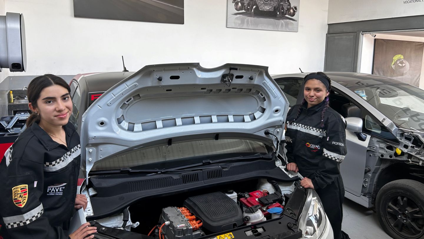 Natalia González y Lazmyn Eguía, participantes del programa PAVE, Porsche de México, 2024.