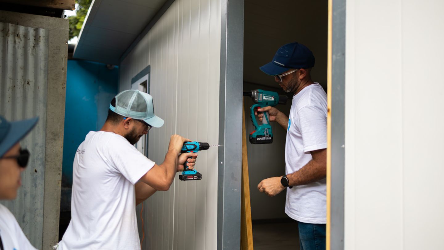 Porsche, Alemautos y TECHO cumplen el sueño de una vivienda propia a familia panameña