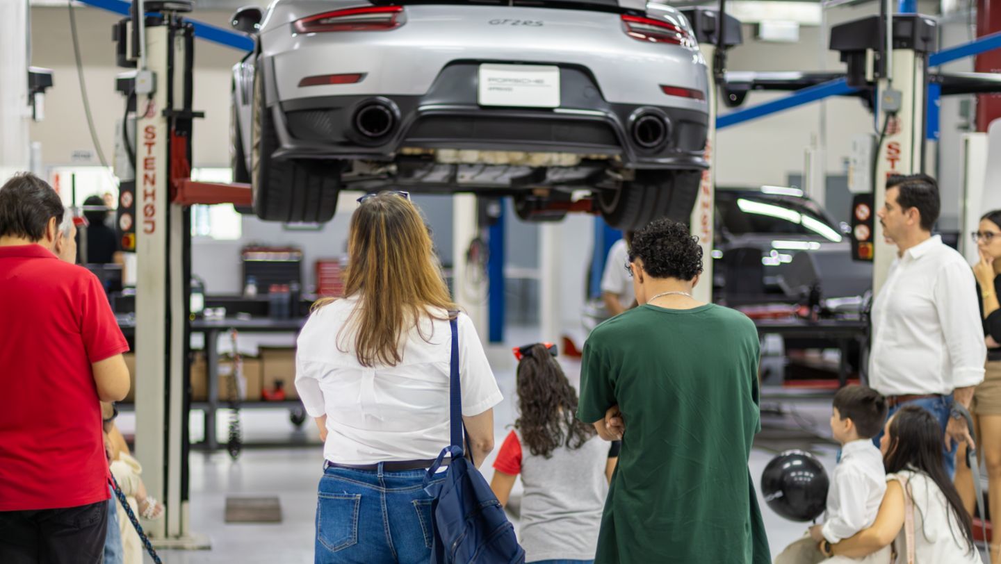 Porsche celebra el Día del Niño a través de la experiencia: Técnico por un Día.