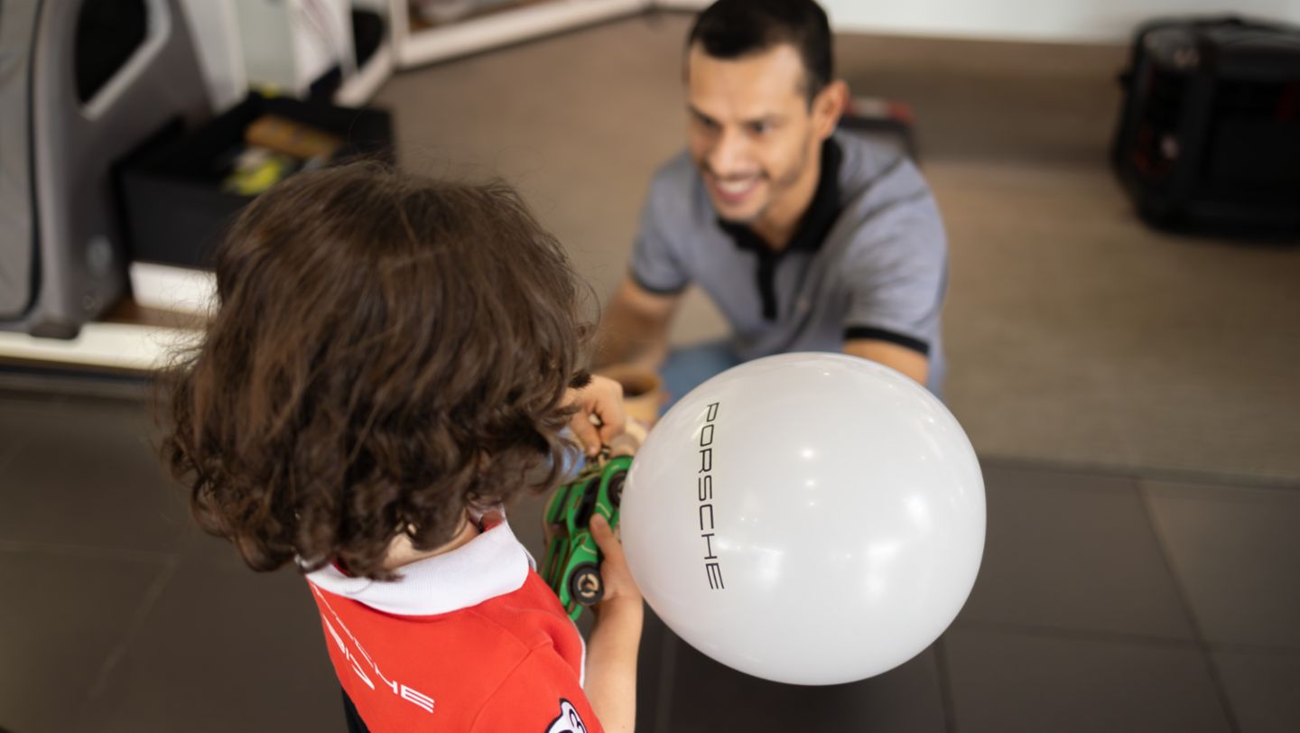 Porsche celebra el Día del Niño a través de la experiencia: Técnico por un Día.