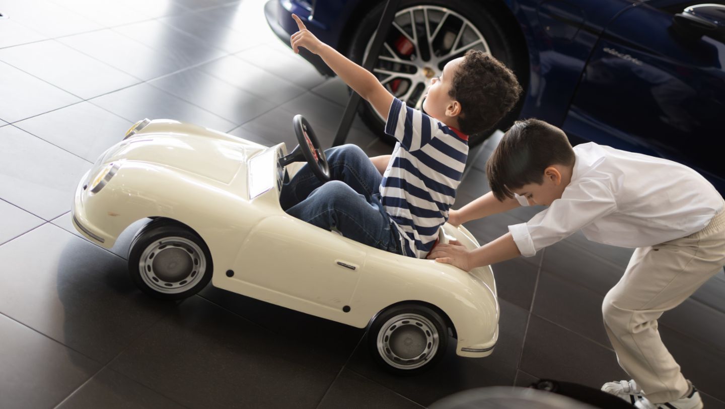 Porsche celebra el Día del Niño a través de la experiencia: Técnico por un Día.