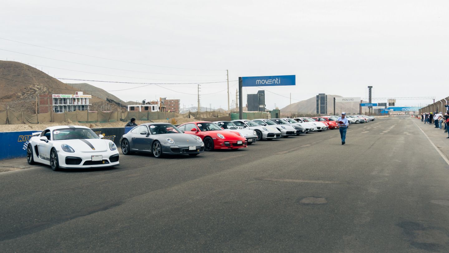 911´s Turbo a punto de iniciar la competencia Festival de Autos Clásicos y Deportivos, que se llevó a cabo en el Autódromo La Chutana, al sur de Lima, en el marco del 50 Aniversario del 911 Turbo, Perú, Porsche AG.