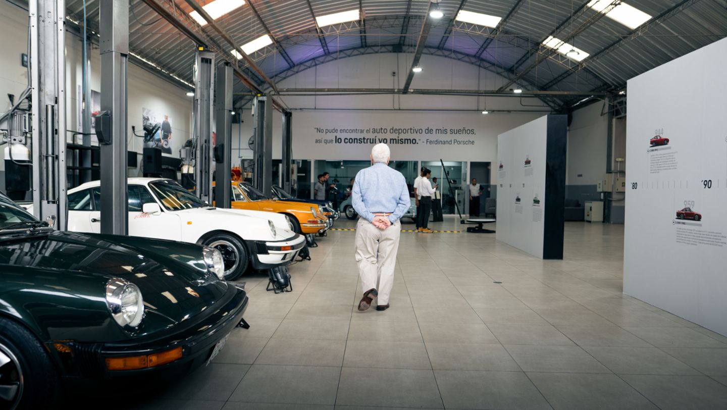Porschista admirando la exhibición en la primera edición del Porsche Classic, que se llevó a cabo en el Porsche Center Lima, ubicado en Surquillo, Perú, Porsche AG