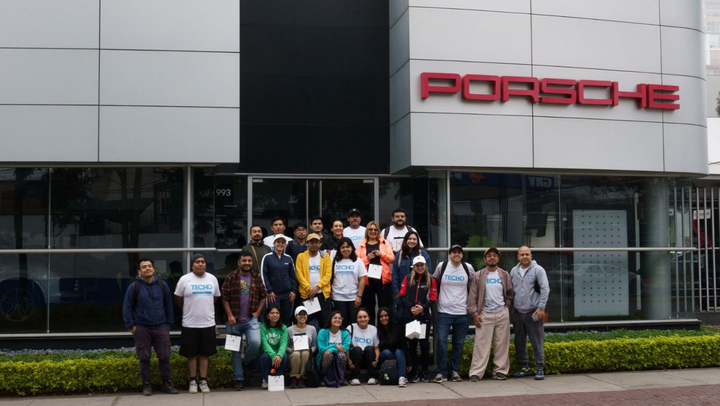Voluntarios del Grupo Euromotors y miembros activos de TECHO Perú antes de partir al Asentamiento Humano El Trébol, en el distrito de San Juan de Miraflores,  Lima, Perú, Porsche AG.