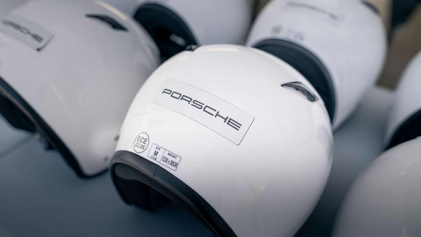 Cascos de Porsche listos para el primer Track Day Experience que realiza Porsche Perú en el año, que se llevó a cabo en el Autódromo La Chutana, Lima, Perú, Porsche AG.