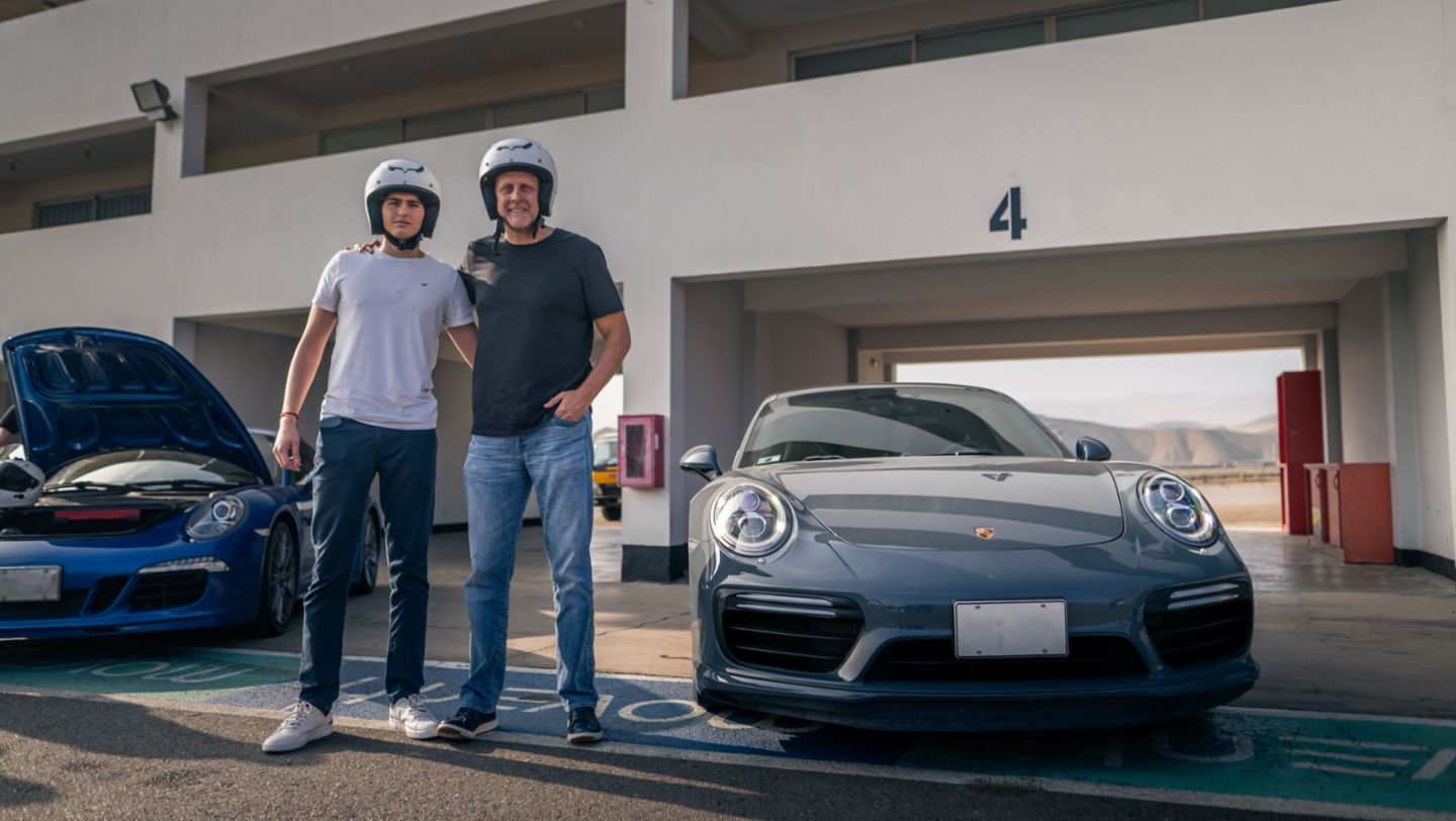 Padre e hijo listos para vivir la experiencia Porsche en el primer Track Day Experience que realiza Porsche Perú en el año, que se llevó a cabo en el Autódromo La Chutana, Lima, Perú, Porsche AG.