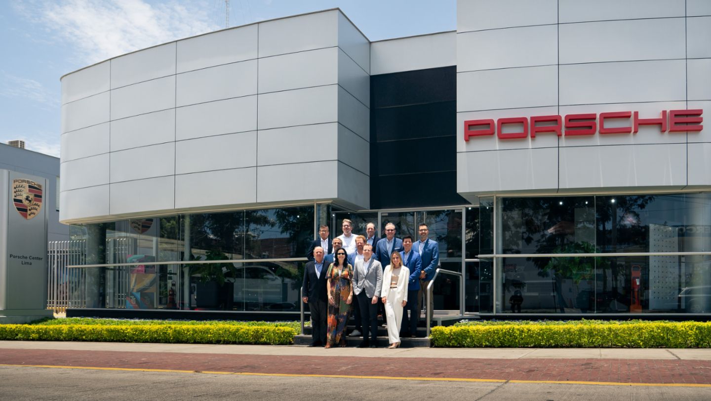 Francisco García-Calderon, Director Ejecutivo de Grupo Euromotors; Freddy Camiña, Gerente de Posventa de Porsche Perú; Ingomar Jaeger, After Sales Director de Porsche Latin America; Gonzalo Flechelle, Gerente de Porsche Perú; Lilian Lomba, Regional Sales Manager; Tobias Eninger, CEO y Managing Director de Porsche Latin America; Thomas Klein Reesink, Marketing & CRM Director, Javier Barreda, Gerente General del Grupo Euromotors; Christoph Klein, Business Development Director; Andrea Ibargüengoitia, Jefe de MKT y PR de Porsche Perú; Fernando Rosas, Retail Innovation Manager y José Cabré, After Sales Regional Manager, en la fachada del Porsche Center Lima, Lima, Perú, Porsche AG.