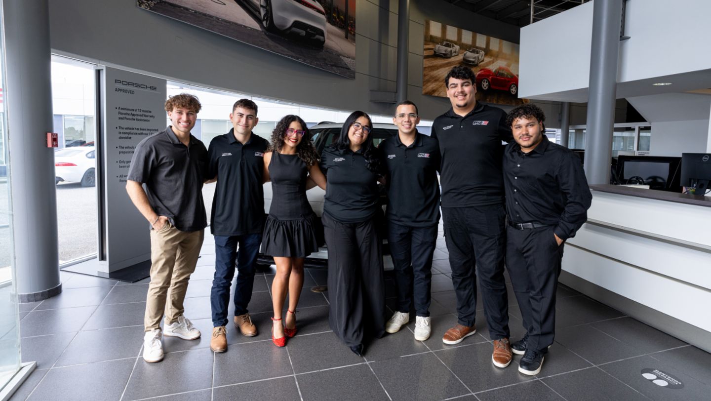 Ricardo Muñiz, Daniel Pagan, Angelia Franco, Beatriz Fuentes, Yadiel Roman, Rodrigo Navia y Joshua Arzuaga