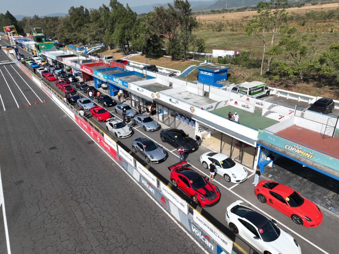 Más de 50 autos Porsche reunidos en el  Autódromo Los Volcanes durante el primer Track Day del 2024  en Guatemala.