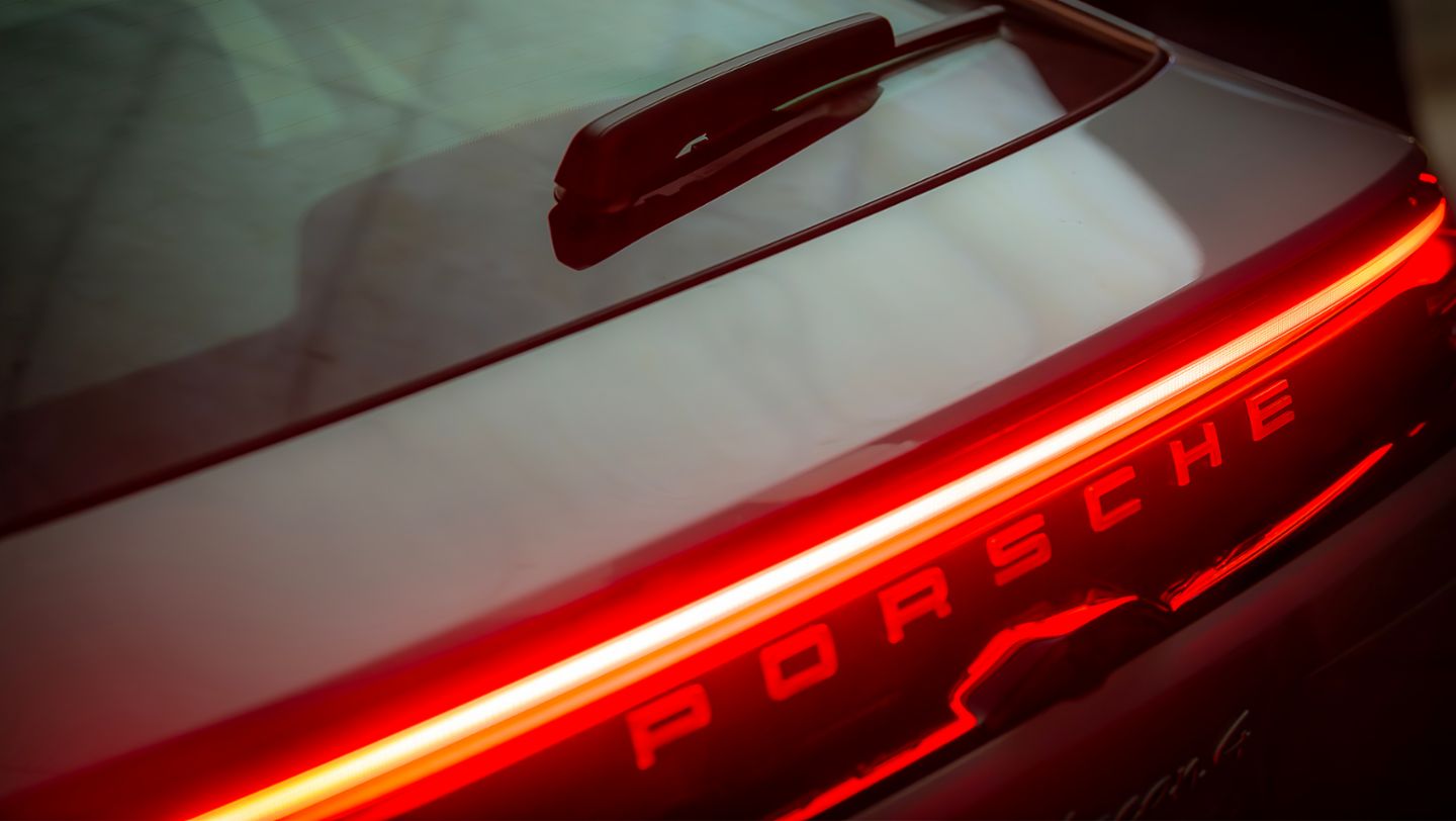 El objetivo es crear un Porsche que no solo eleve el nivel de deportividad característico de la marca, sino que también ofrezca una mayor eficiencia en su desempeño.